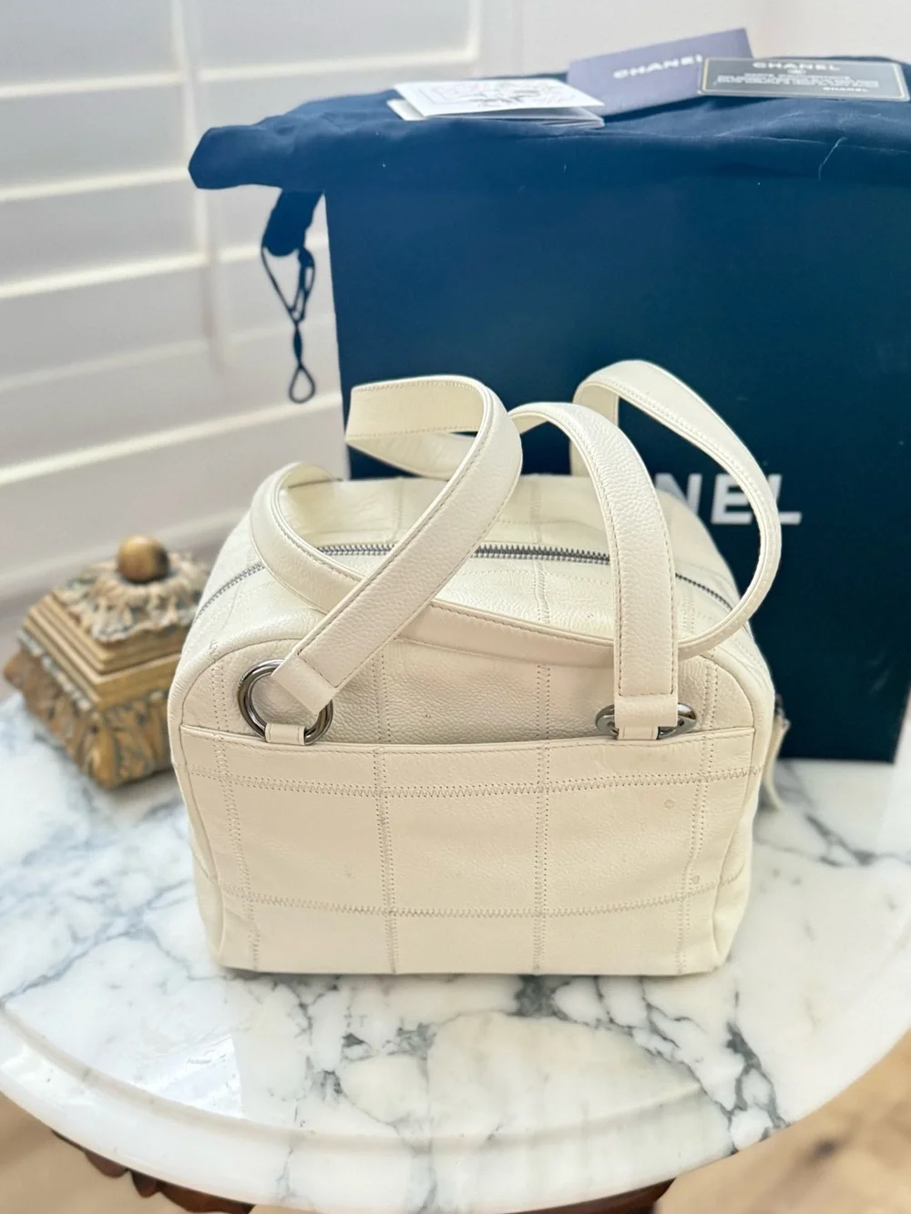 CHANEL Quilted Leather Shoulder Bag - Picture 5 of 11